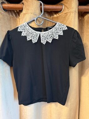 Widow sz L Black Top with White Lace Peter Pan Collar